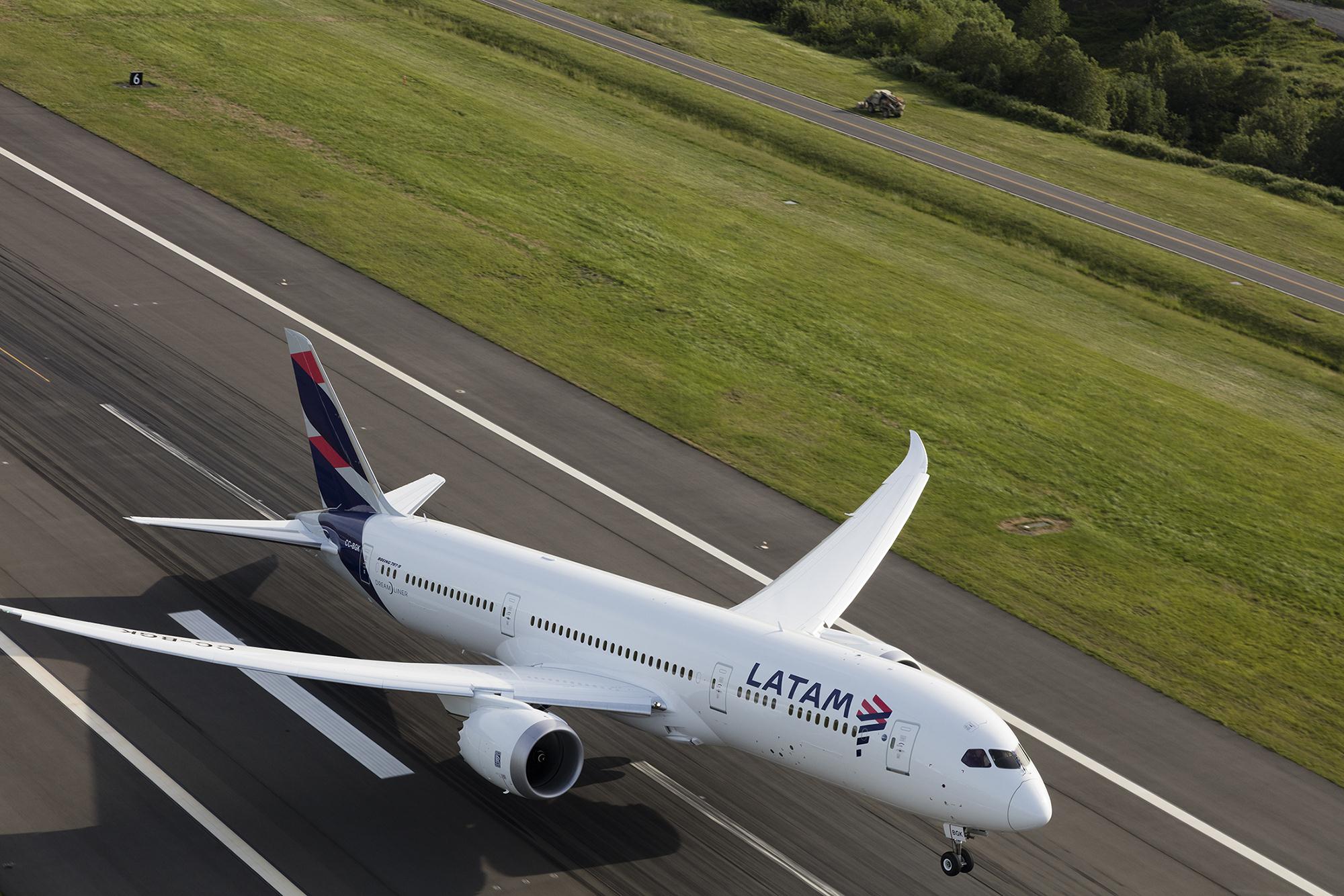 Self Photos / Files - LATAM Boeing 787 Dreamliner - despegando