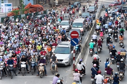 Crowded Hanoi Street iStock-646863064