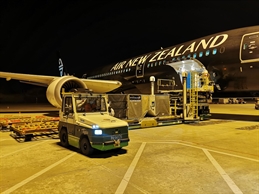 Air New Zealand B787 unloads cargo on tarmac in Guangzhou