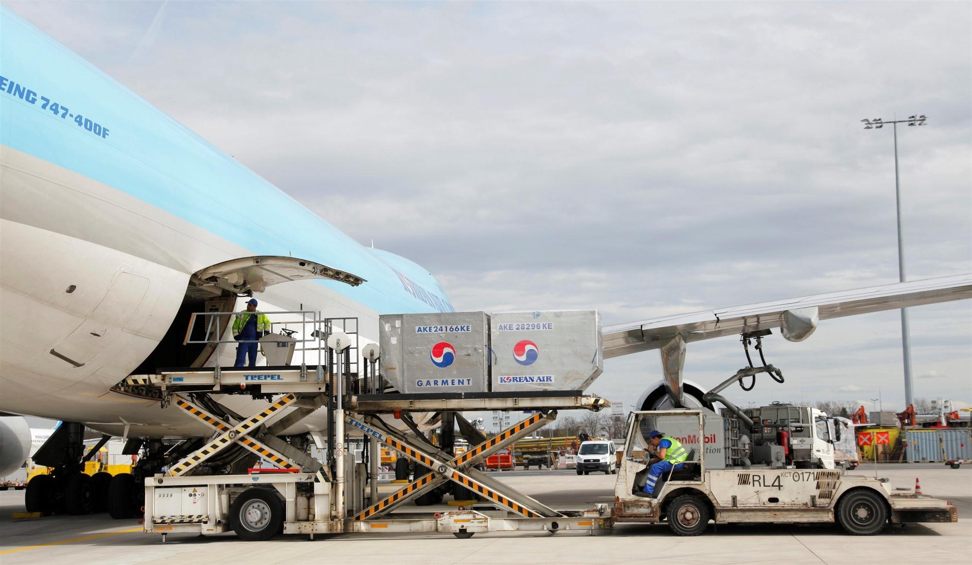 Self Photos / Files - Korean Air freighter at Frankfurt