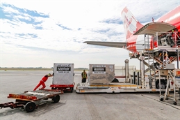 Loading+Cargo+on+AirAsia+Plane