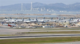 Aircraft_parked_at_Hong_Kong_International_Airport_during_COVID-19
